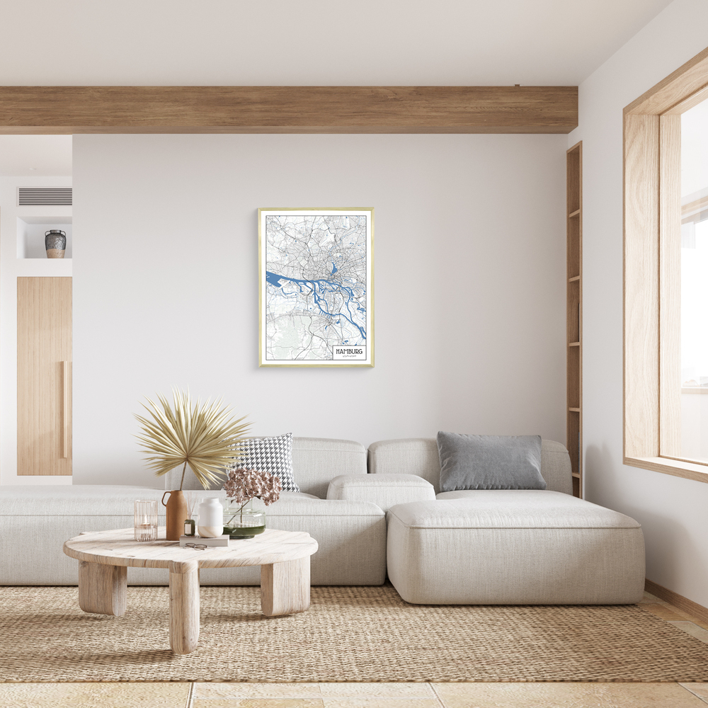 Poster della mappa di Amburgo con cornice chiara, sopra un divano color crema in un soggiorno con trave in legno