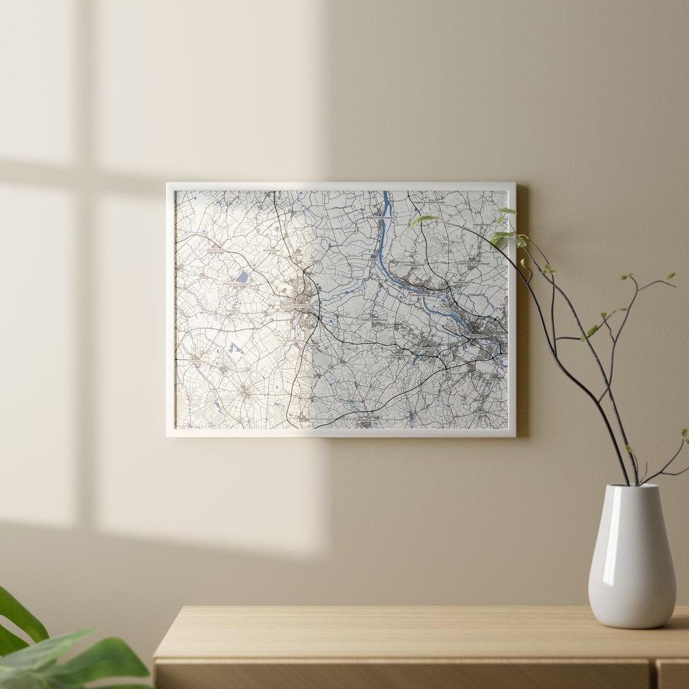 Mappa personalizzata in cornice bianca su una parete beige illuminata dal sole, sopra una credenza in legno