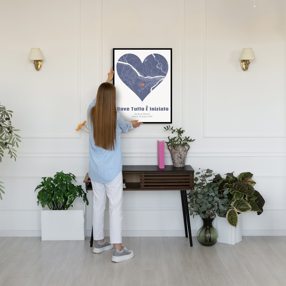 Mappa a cuore personalizzata in cornice nera sulla parete sopra una consolle, idea regalo per la dolce metà