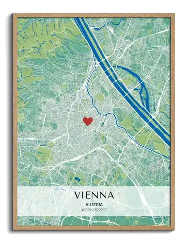 Poster con mappa della città verde e blu, cuore rosso e coordinate su fascia chiara, in cornice di legno naturale